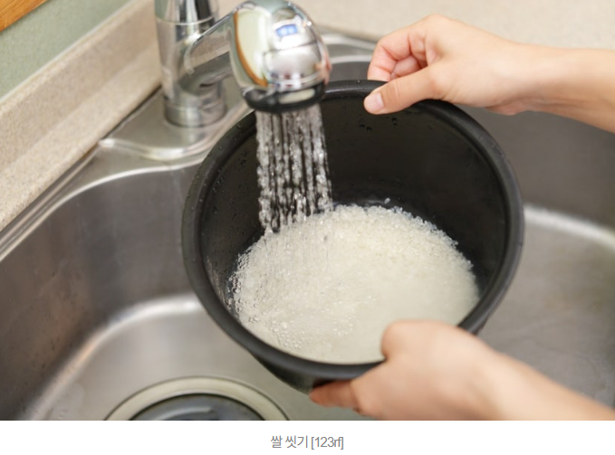   “전기밥솥 내솥에서 쌀 씻지 마세요” 치매까지 유발할 수 있다는 충격적인 이유