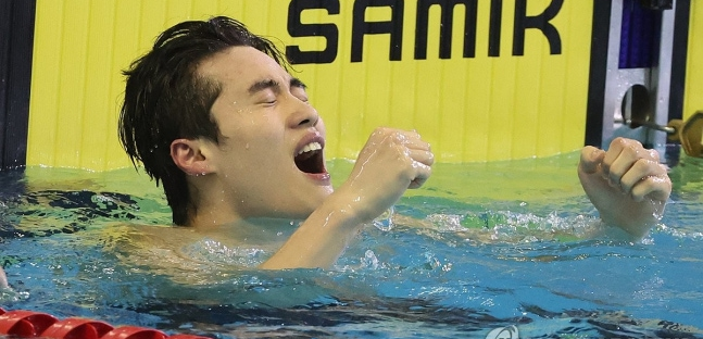<b>황선우</b>, 아시아 <b>신기록</b> 세우며 감격의 순간
