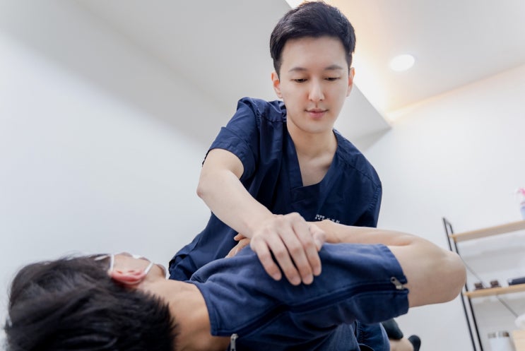  영통역 한의원 극상근건염 어깨 통증 원인 치료