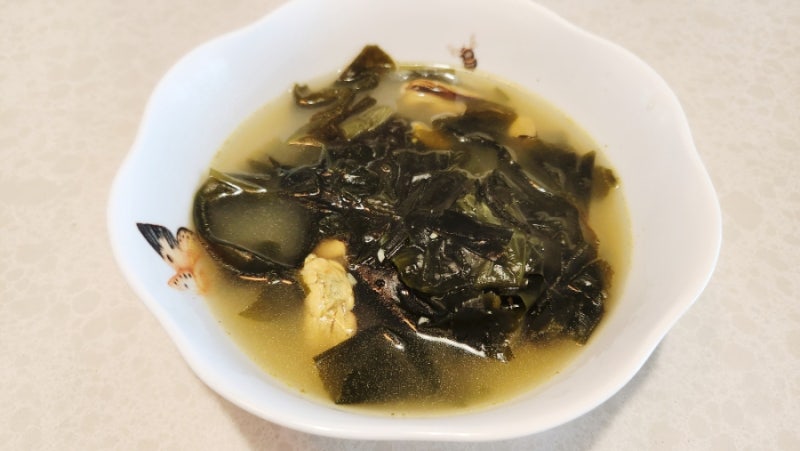 홍합 미역국 레시피/미역국 맛있게 끓이기/건홍합 손질법/국 맛있게 끓이는 방법
