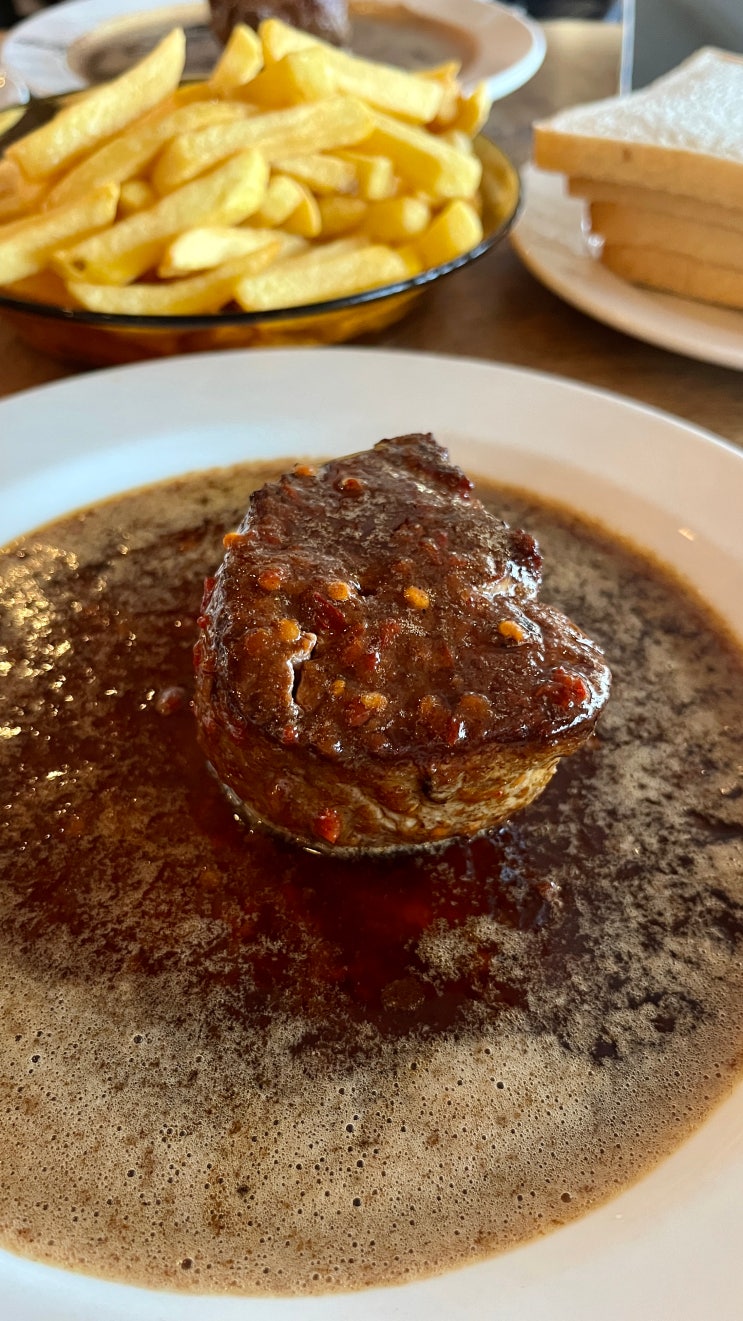  암스테르담 맛집 Loetje 스테이크는 좀 짜고 스프는 생각보다 맛있는 집. 7월인데 너무 추워.