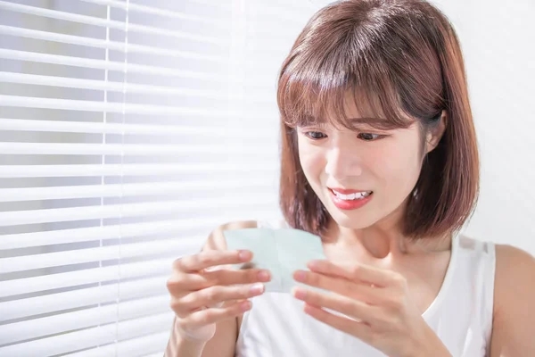 기름종이가 얼굴의 피지를 흡수하는 원리