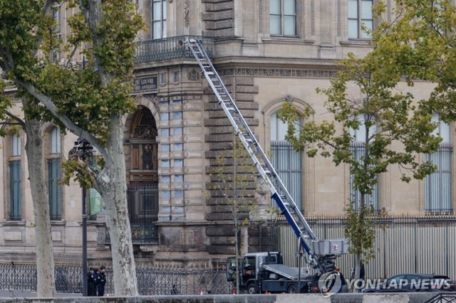 <b>루브르 박물관</b> ‘<b>왕실 보석</b> 절도’ 파문 — 7분 만의 범행이... 