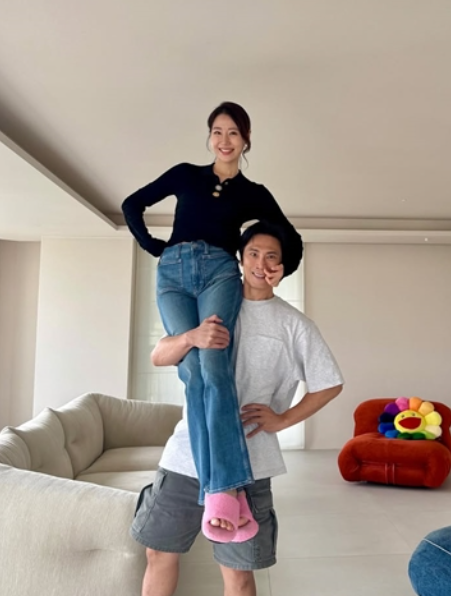 개그맨 김재우 조유리 부부, 아들 잃은 슬픔 딛고 새집 이사 근황 "아내가 다 바꿔" 프로필 인....