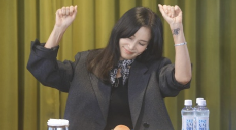  배우 고소영이 ‘펍스토랑’에서 깜짝 손목 타투 공개