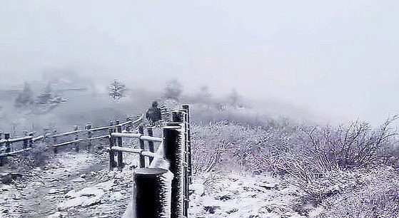 11월도 아닌데 <b>설악산 첫눈</b>… 영하권 <b>추위</b>에 가을이... 