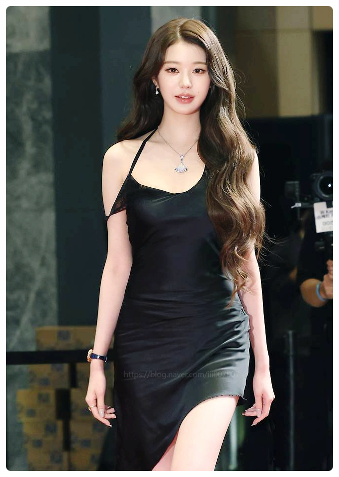  장원영 유방암 캠페인 W KOREA 블랙드레스 의상 패션 독보적 우아함 스타일링 프로필