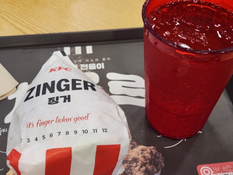 kfc 징거버거 리뷰. 가격 5900원 칼로리 553킬로칼로리 인데 kfc앱 덕분에 단품을 무료로 먹을수 ....