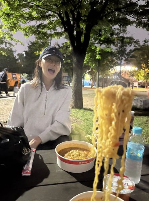   “라면 한 입인데 여전히 여신” 최지우, 한강 라면 먹방 포착! 50세 믿기지 않는 동안 미모에 감탄