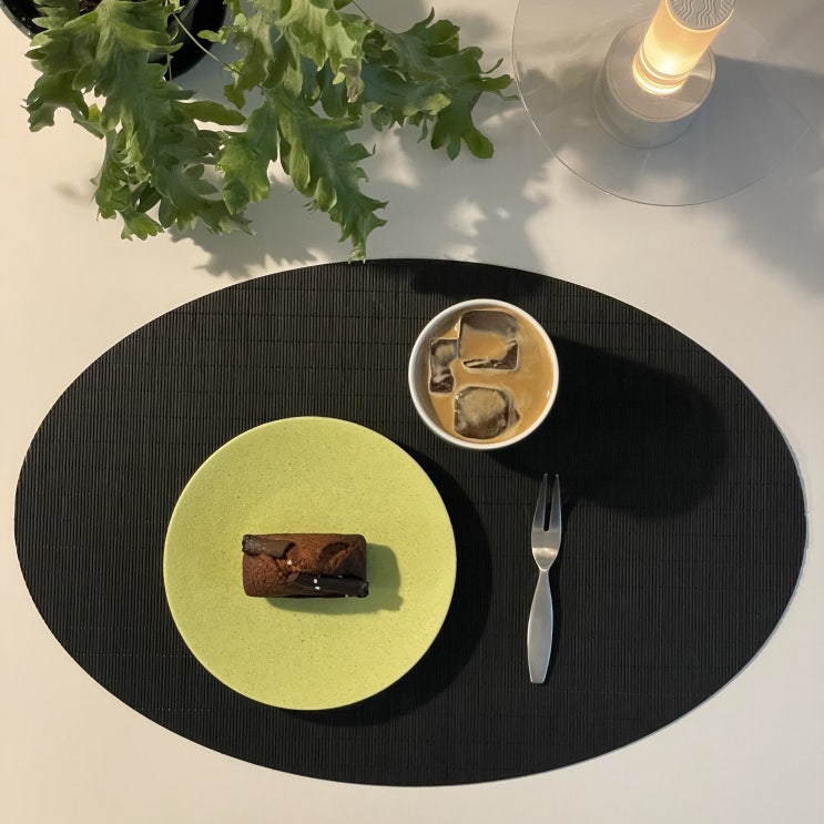  천안 소금빵 맛집 돌치베이커리 발로나초코 휘낭시에 디저트와 예쁜 그릇으로 차린 토요일 홈카페