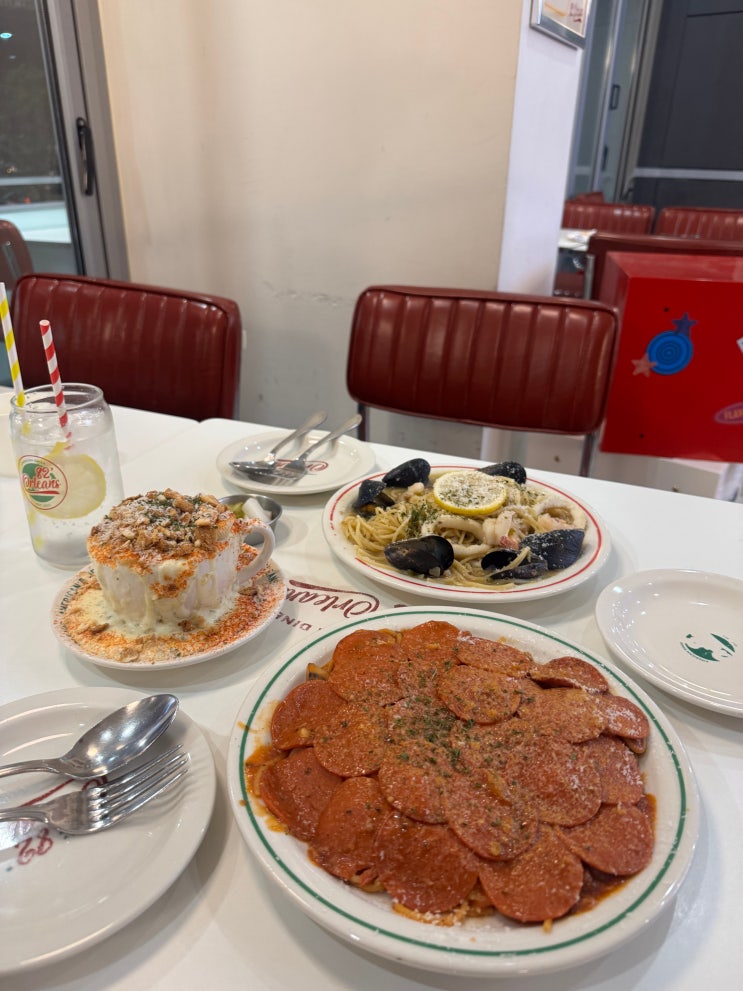  강남역 브런치 카페 ‘82올리언즈’ 미국 감성 맛집