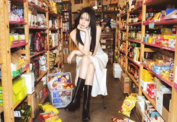  김소현, 새 프로필 공개 성숙·시크·몽환美까지 완벽 소화한 ‘분위기 여신’