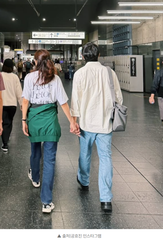   “앞모습은 안 보여줬지만…” 공효진케빈오, 손깍지 데이트 사진 공개에 팬심 ‘폭발’ 