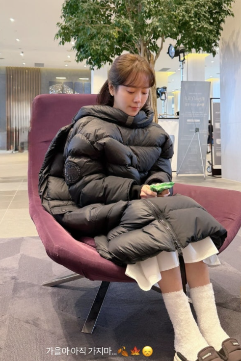  한지민, “가을아 아직 가지마” 따뜻한 패딩 속 근황 공개러블리 미모에 팬심 녹았다
