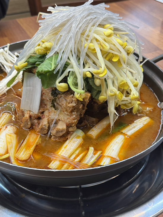  인덕원맛집 | 동편마을 뼈감자탕 노걸대감자탕순대국 & 가마삼겹 안양점 리뷰
