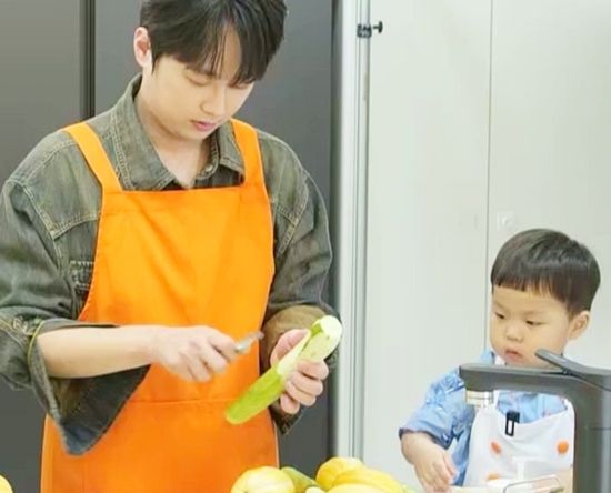 '<b>찬또 셰프</b>' <b>이찬원</b>, '슈돌' 우형제 입맛 올킬! "거의 내 아들... 
