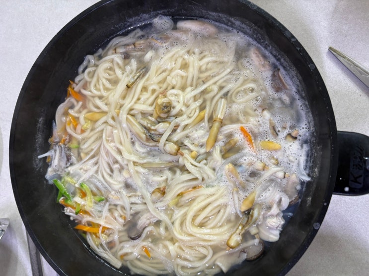  부안 변산 해수욕장 갯벌에서 잡은 맛조개로 만든 맛조개 칼국수 (해감 손질 요리까지)