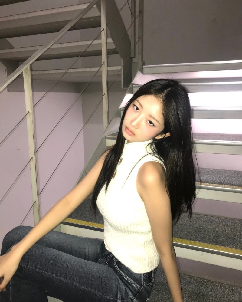 IVE Rei's Instagram: Simple Yet Hip 'Daily Look' Outfit Info (Sinerjin, Blue Error)
