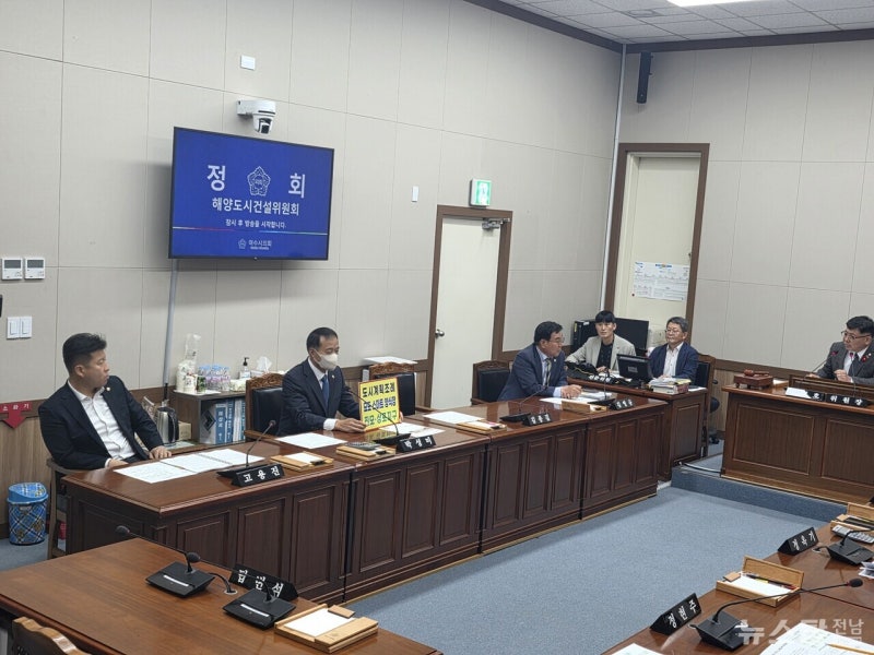 [현장] 송하진 여수시의원, 강제 사보임 항의 나서…해도위 회의 일시 중단