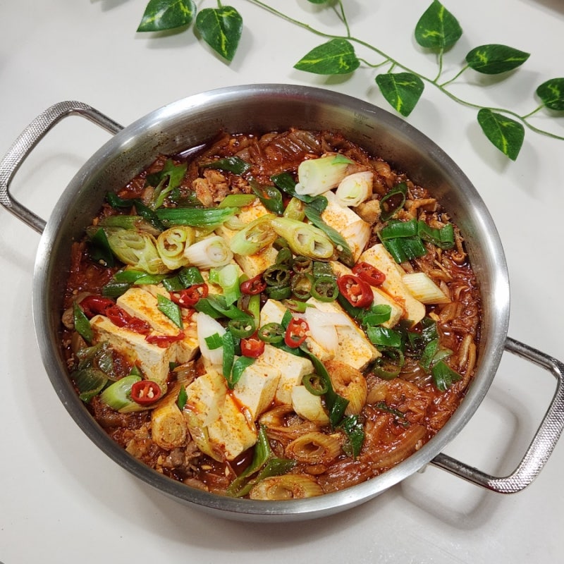 대패삼겹 김치찌개 레시피 집에서도 뚝딱! 푸짐하게 즐기는 한 끼