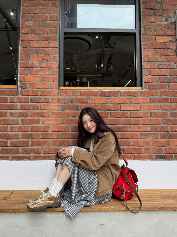  체크무늬 치마에 어울리는 저 운동화 어디 거? 정채연이 신은 휠라 에샤페 v2 발 편한 여자 스니커즈 공개