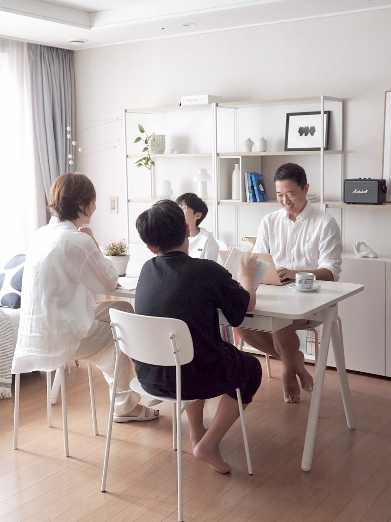 데스커 철제책장, 멀티테이블로 완성한 거실서재 인테리어