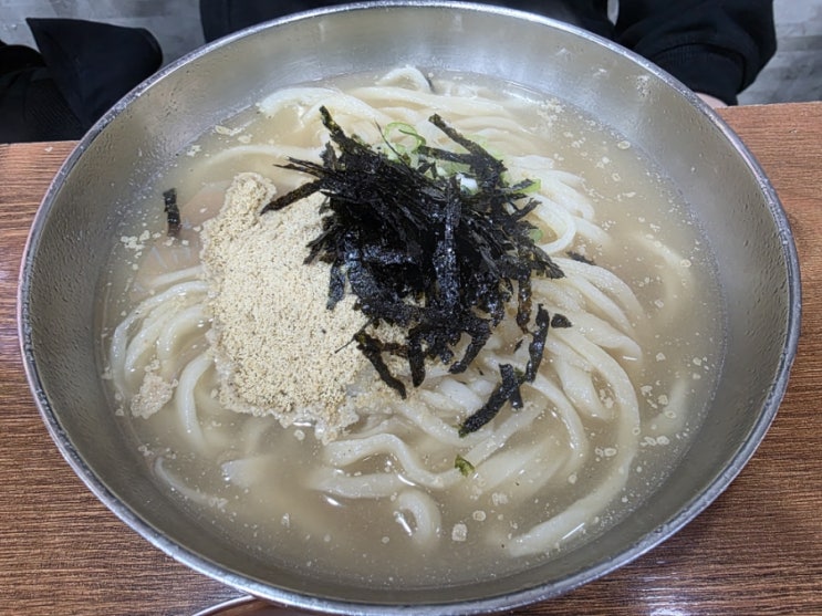  손으로 직접 만든 면과 수제비로 만든 들깨의 고소함이 가득한 칼국수와 수제비 맛집, 망원시장 홍두깨손칼국수