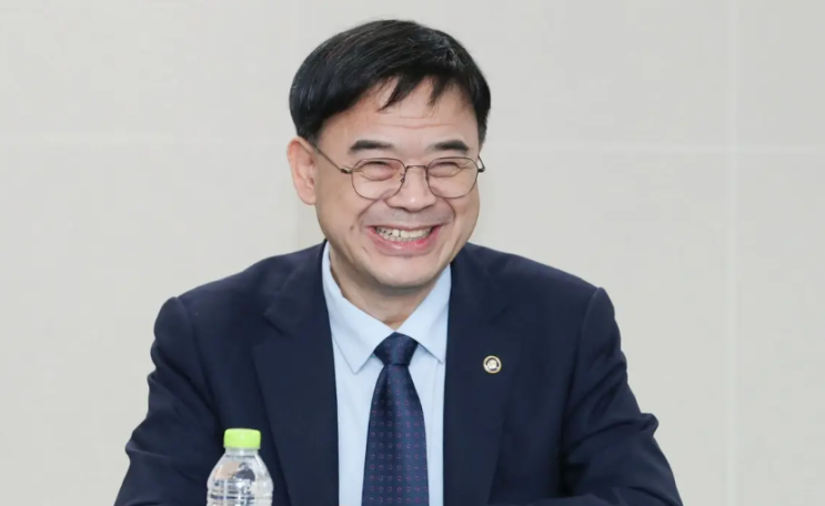 <b>이상경</b> <b>차관</b> 발언 논란 전말... 갭투자 의혹과 <b>사퇴</b> 요구