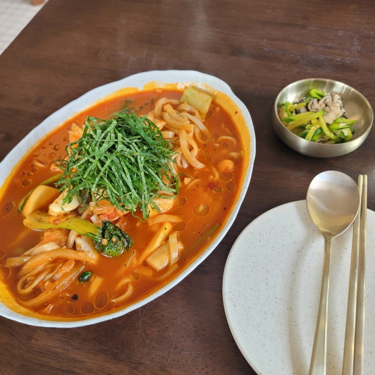  석촌역: [한비] 점심특선 '마라해물장칼국수' 후기 / 맵부심 있으면 오세요!