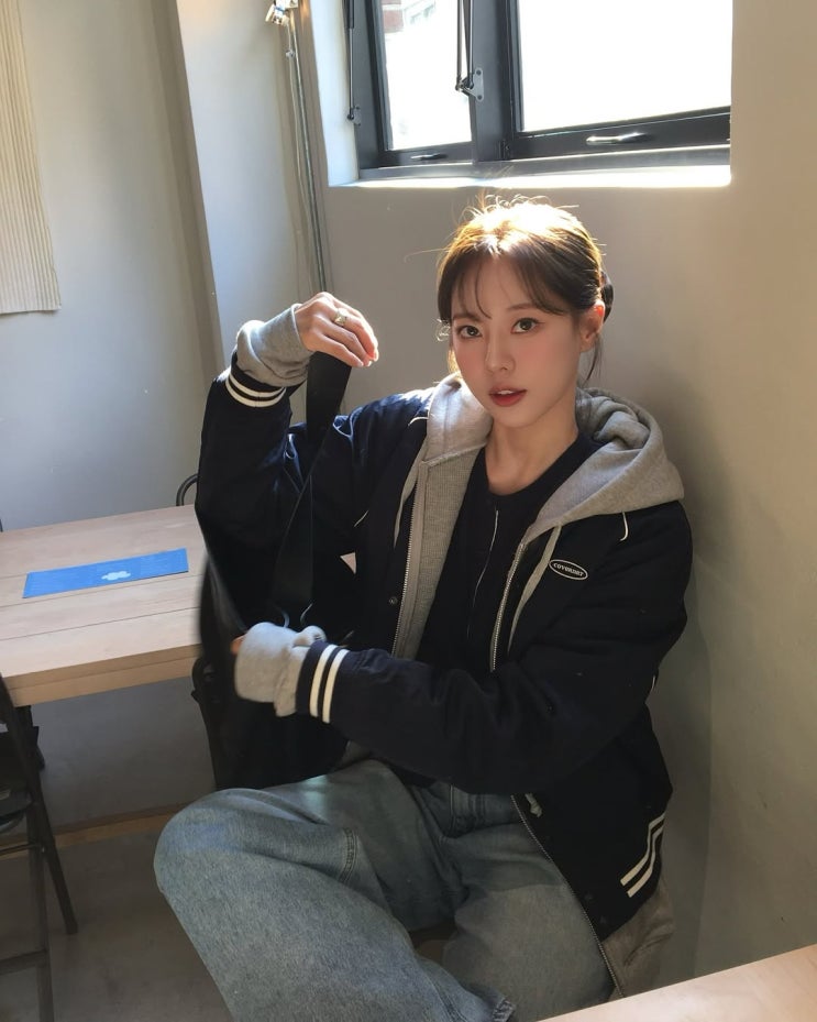 '꾸안꾸 여신' 고민영의 가을 간절기 교복템, 커버낫 우먼 바시티 여자 오버핏 자켓 코디
