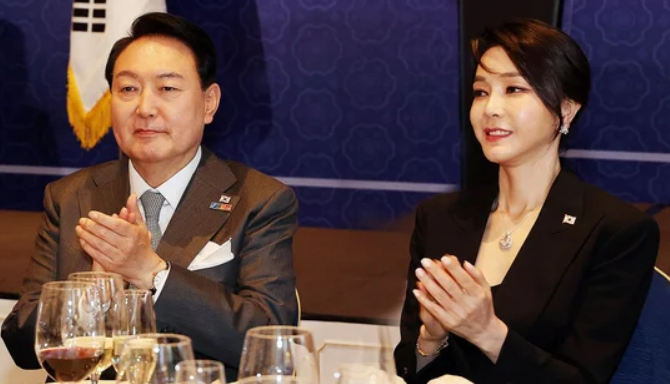 "문 열어라" <b>명성황후</b> 침실 들어간 <b>윤석열</b>·김건희…10분간... 