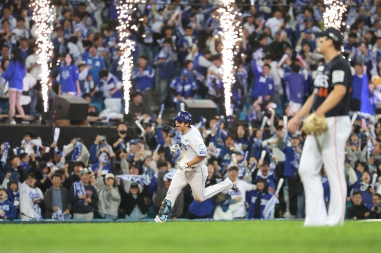  김영웅 역전 쓰리런 홈런 작렬 플레이오프 4차전 삼성의 승리로 균형 5차전으로