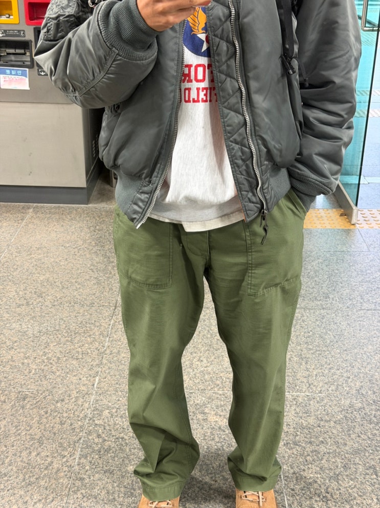  40대 남자 직장인 간절기 재킷 항공점퍼 데일리룩 코디! (알파 인더스트리 항공 재킷, 후드집업, 퍼티그팬츠)