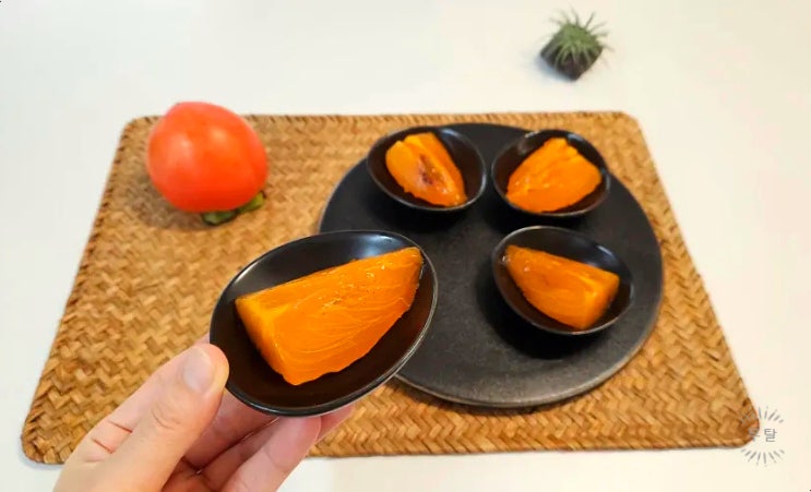  홍시 이렇게 손질하면 칭찬받아요 제철 대봉감 홍시 보관법과 손님 초대상 아이디어