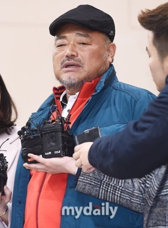  김흥국 “정치? 다 접었다…방송도 행사도 없더라” 솔직 고백 “이젠 다시 무대로 돌아가고 싶다”