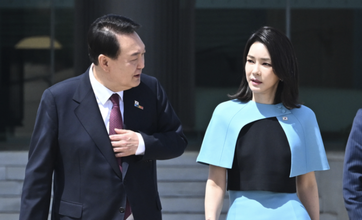 <b>윤석열</b> 전 대통령 <b>부부</b>, <b>명성황후</b> 침실 ‘곤녕합’ 무단 방문... 