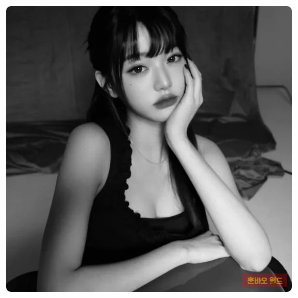 <b>장원영</b>, 앞머리 내리고 <b>미모</b>... 않은 ‘<b>아이브</b> 여신’의 근황... 