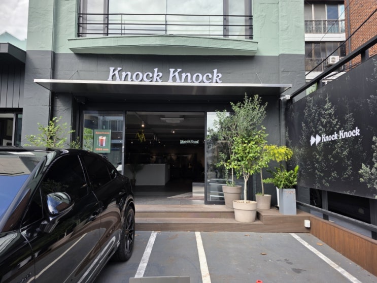 말차와 관련된 달콤한 음료와 디저트가 인기 메뉴이며, 가격도 아주 합리적인 연남동 대형카페, 녹녹