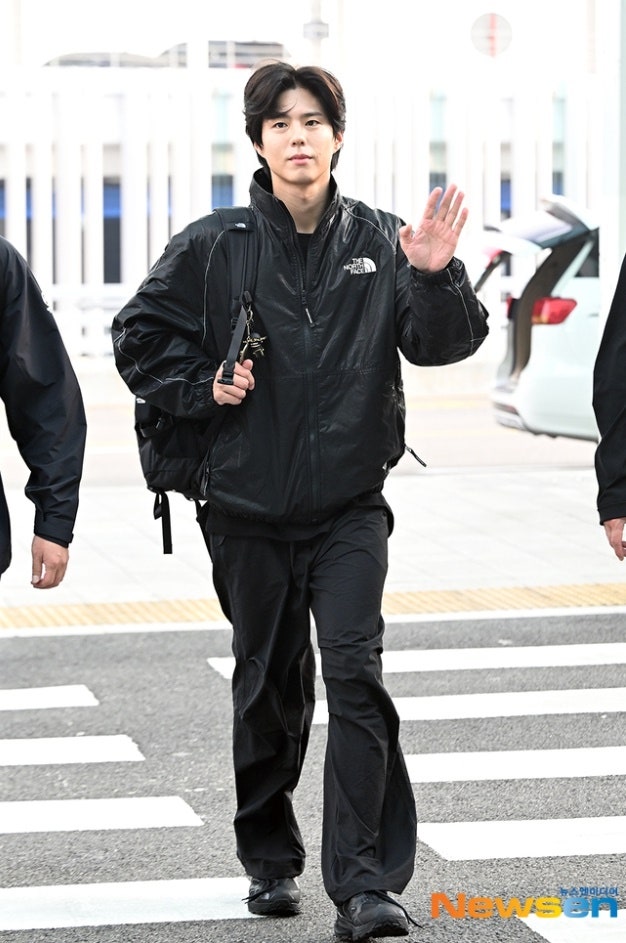 （再次流行）朴寶劍機場時尚讓 The North Face 羽絨外套再次引領潮流