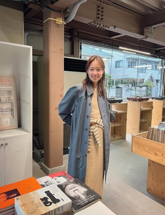 <b>공효진</b>, SNS '배 내민 사진'에 <b>임신설</b> 확산…소속사 "사실... 
