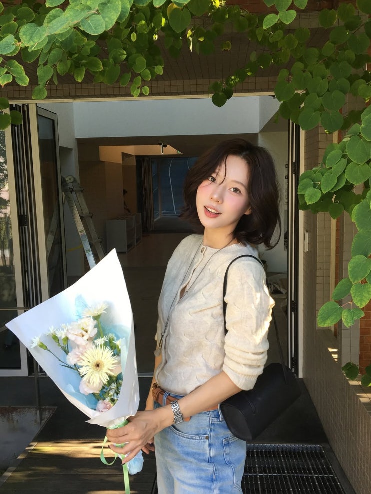  데이트룩부터 출근룩까지, 고민영의 타미힐피거 니트 케이블 가디건 활용법