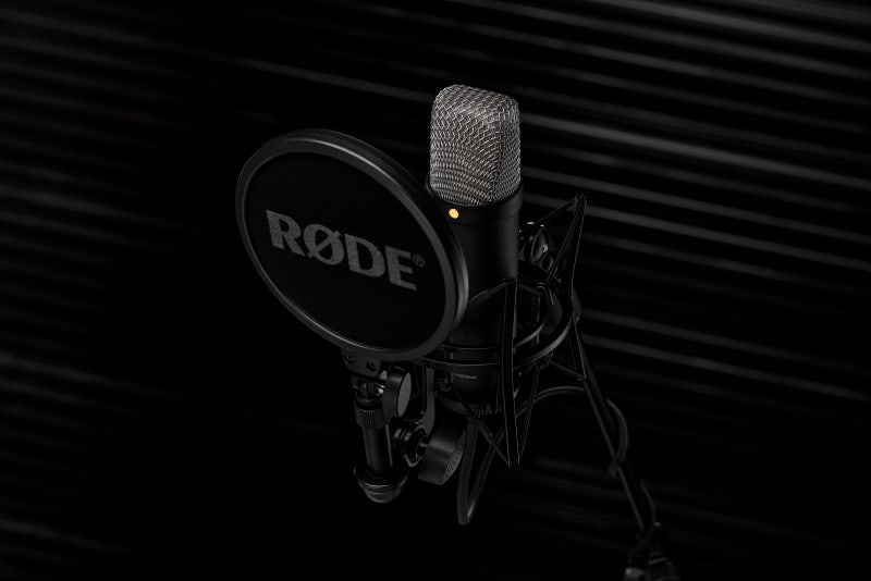 rode-nt1-5g-black-insitu-beauty-shot-metal-lines-bg-3-quarter-hight-view-12-.jpg?type=w800
