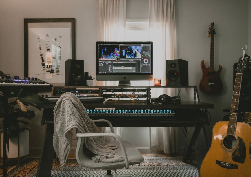 adam-audio-t5v-studio-monitor-lifestyle-guitarist-4.jpg?type=w800