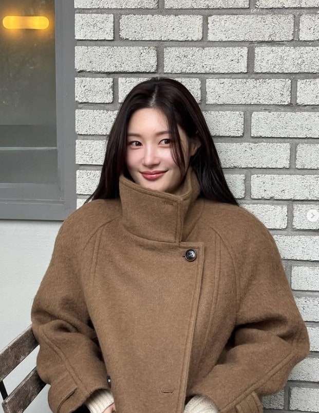 "올가을 옷장에 이거 하나?" 정채연 피드 속 시선 강탈한 '더블 하프코트' 브랜드(라운지비), ....