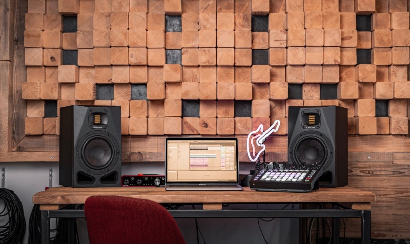 adam-audio-a-series-a7v-studio-monitor-lifestyle-photo-2.jpg?type=w800