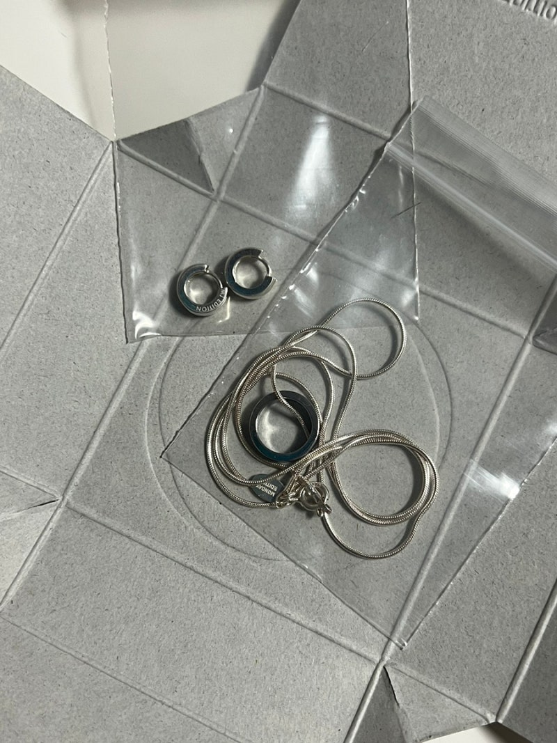 먼데이에디션 리퍼브세일에서 산 것들: 목걸이, 귀걸이, 폰 참