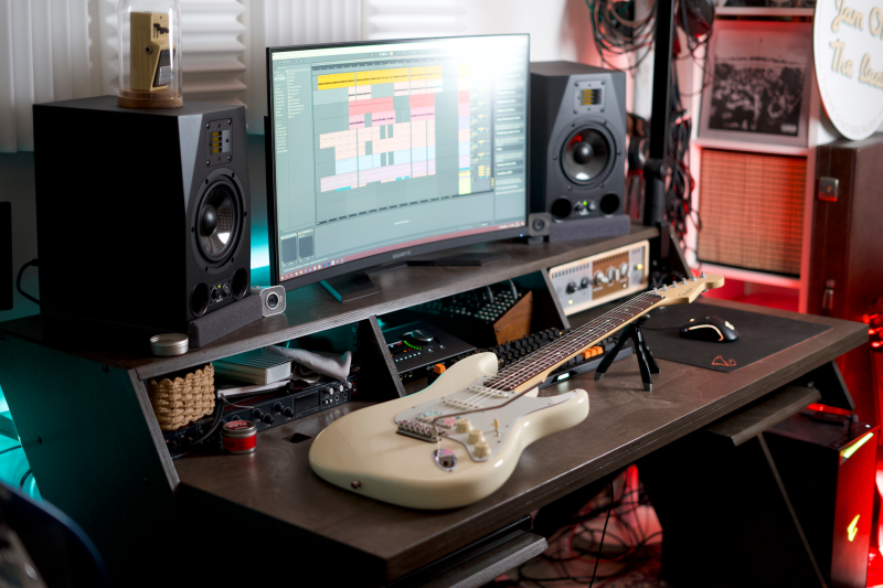 adam-audio-a7x-studio-monitor-lifestyle-guitarist-1.png?type=w800