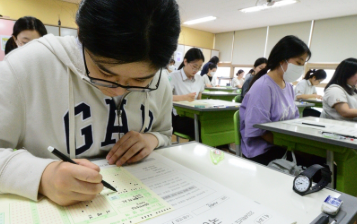   “N수생은 금수저가 유리?” — 대학 진학한 재수 이상 수험생, 절반이 ‘고소득층’ 가정 출신