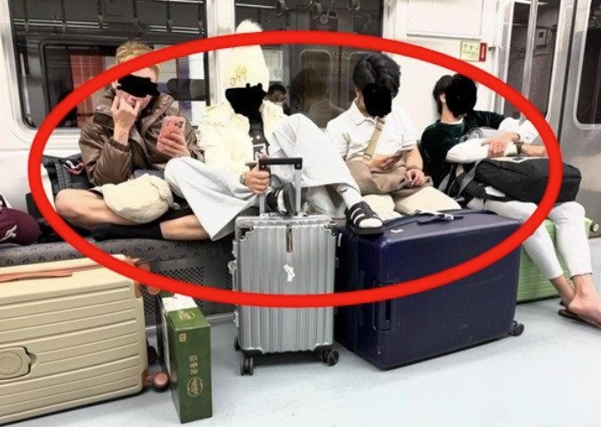  서울 지하철 5호선, 좌석 위 다리 올리고 코 후비는 관광객들… 시민들 “이건 좀 아니죠”
