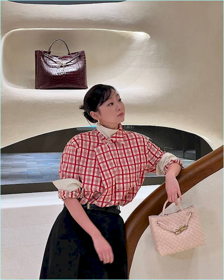  김다미가 입은 '피크닉 냅킨' 셔츠, 3가지 디테일로 '하이패션' 만든 비결